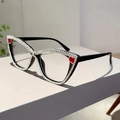 Makroansicht der Cat-Eye-Brille mit funkelnden Strasssteinen und rotem Randdesign - Schwarzer Rahmen mit Roten Punkten Klare Linse