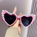 Rosa herzförmige Sonnenbrille mit weißen Perlen und BRIDE TO BE Schriftzug für die Braut - Rosaroter Rahmen Graue Gläser (BRIDE TO BE)