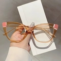 Détail de lunettes œil-de-chat avec blocs de couleurs rose et blanc sur monture thé - Monture Champagne avec Points Roses Verre Transparent