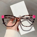 Lunettes œil de chat avec motif écaille de tortue foncée et détails rose vif - Monture Écaille avec Points Roses Verre Transparent