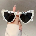 Weiße herzförmige Sonnenbrille mit Perlen und Just Married Perlen für die Braut - Weißer Rahmen Graue Gläser (JUST MARRIED)