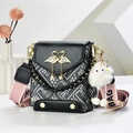 Mini borsa a tracolla con motivo geometrico, hardware cigno oro e tracolla larga rosa e nera - Nero