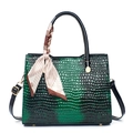 Sac fourre-tout vert élégant en similicuir croco brillant avec foulard décoratif - Vert