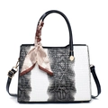 Détail du sac à main texturé crocodile et serpent avec foulard et finitions dorées - Blanc Cassé