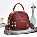 Borsa a tracolla bordeaux con motivo litchi, tracolla larga e logo metallico - Rosso Vino