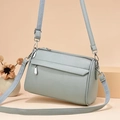 Elegante borsa a tracolla cilindrica verde chiaro con trama litchi e design multi-zip - Blu