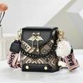 Mini borsa a tracolla con fibbia a cigno dorata e ampia tracolla rosa in un set minimalista - Nero