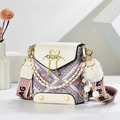 Dettaglio della mini borsa a quadri rosa con chiusura a cigno e tracolla larga - Bianco