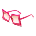 Übergroße pinke Sonnenbrille in Schmetterlingsform mit silbernen Punkten und Verlaufsgläsern - Rosenrot Rahmen Tee-Rosa Gläser