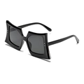 Übergroße schwarze Schmetterlings-Sonnenbrille mit scharfen Kanten und Silbernieten - Schwarzer Rahmen Graue Gläser