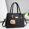 Détail d'un sac à main en cuir matelassé noir avec dorures et breloque pompon doux - Noir