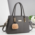 Sac à main gris foncé en similicuir grainé avec matelassage et pompon décoratif - Gris
