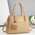 Détail du sac beige élégant présentant du cuir grainé et des panneaux à texture tissée - Abricot
