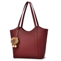 Details der dunkelroten genarbten Ledertextur dieser großen Shopper-Tasche für Damen - Weinrot