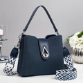 Dunkelblaue Webstruktur Beuteltasche mit breitem Gurt und silbernem Drehverschluss-Detail - Blau