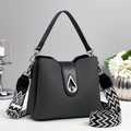 Detail der grauen Stoffhandtasche mit silbernem Tropfenverschluss und Mustergurt - Schwarz