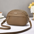 Borsa a tracolla marrone in pelle martellata con doppia cerniera e dettagli dorati - Cachi