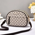 Dettaglio borsa a tracolla in tela a forma di conchiglia con motivo a trifoglio e placca - Trifoglio Floreale Beige