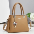Dettaglio borsa in pelle litchi marrone con ciondolo a perla e marchio di moda - Cachi