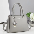 Dettaglio della pelle grigia a grana e del ciondolo a perla sulla borsa di moda - Grigio