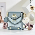 Detalle de bolso bandolera azul gris con hebilla de cisne oro y correa rosa - Azul