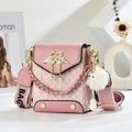 Sac bandoulière rose avec fermoir flamant et pompon perle sur fond blanc minimaliste - Rose