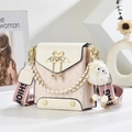 Detalle de bolso bandolera cuadrado con hebilla de corazón de cisne dorado y perla - Blanco