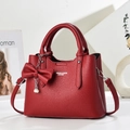 Bolso tote de cuero rojo con patrón de lichi, colgante de perla y correa ajustable - Granate
