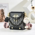 Mini bolso bandolera con diseño de rombos blanco y negro, logo de cisne y dije de felpa - Negro