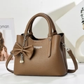 Detalle de bolso tote marrón oscuro con patrón litchi, lazo y estampado de moda - Caqui Oscuro