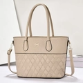 Détail du sac cabas en cuir matelassé beige avec logo métallique en forme de noeud - Khaki Clair
