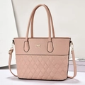 Detail of nude pink tote bag with litchi grain leather and quilted diamond texture - Pink