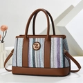 Bolso tote de tejido a rayas con ribete de cuero marrón y logo dorado en fondo elegante - L30xH21xW13 / Morado