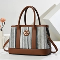 Bolso tipo cubo tejido tricolor con ribete de cuero marrón y detalle metálico de G - L30xH21xW13 / Negro