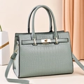 Elegante lichtgroene handtas met krokodillenpatroon, handvaten en schouderband - Groen