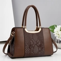 Sac à main bicolore tendance avec motif serpent et poignées métalliques dorées en U - café