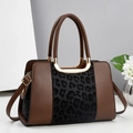 Dettaglio dell'inserto leopardato e pelle marrone su borsa da donna con hardware dorato - Nero
