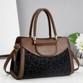 Braune Leder-Handtasche mit Leopardenmuster, Golddetails und rundem Griff - Schwarz