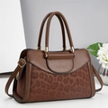 Klassische braune Handtasche mit Leopardenmuster, Goldbeschlägen und Schultergurt - Kaffeebraun