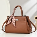 Sac fourre-tout en cuir litchi marron foncé avec fermoir argenté et foulard décoratif - Jaune Terre