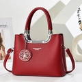 Bolso de cuero rojo con patrón de lichi, colgante de rosa y asas metálicas de plata - Granate