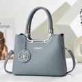 Bolso de mano de cuero azul grisáceo con colgante de rosa y correa de hombro ajustable - Azul