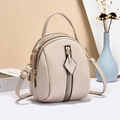 Borsa a tracolla minimalista in pelle martellata beige con eleganti dettagli dorati - 14x18x11cm / Cachi