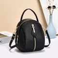 Elegante borsa a tracolla in pelle nera grana litchi con zip dorate per donna - 14x18x11cm / Nero