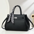 Sac à main élégant en cuir litchi noir avec fermoir argenté et foulard en soie à coeurs - Noir