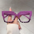 Dettaglio di occhiali quadrati bicolore con parte superiore viola e aste tartarugate - Montatura Viola Motivo Tartarugato a Macchie Nere
