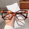 Detalle de gafas de carey con acentos de colores y un estuche plegable blanco moderno - Marco Carey