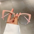 Dettaglio di occhiali cat-eye rosa con accenti in metallo dorato su sfondo di marmo - Montatura Rosa Jelly Lenti Trasparenti / Rosa