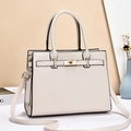 Sac à main beige élégant en cuir grainé avec détails dorés et bandoulière - Blanc Cassé (Grain de Litchi)