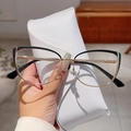 Occhiali cat-eye neri e dorati con custodia in pelle bianca coordinata inclusa - Montatura Oro Nero Lenti Trasparenti